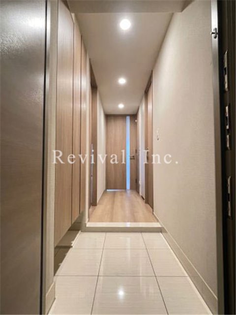 玄関　奥行を感じる玄関部分ですね