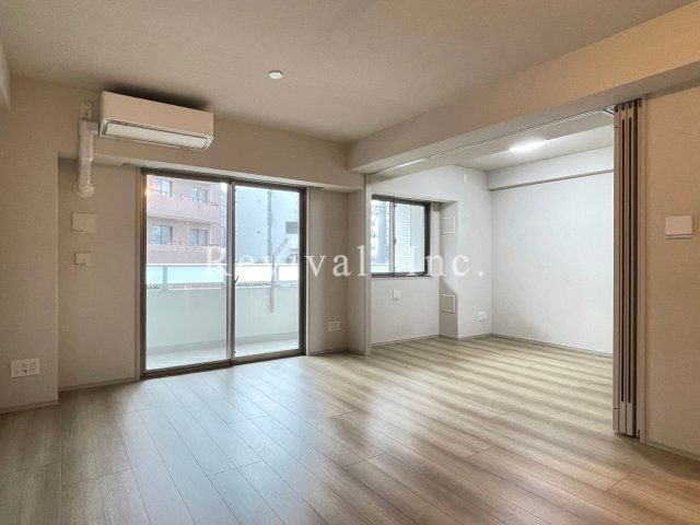 居室・リビング　床暖房完備のリビング空間でございます