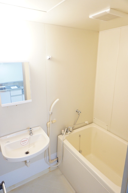 バス・シャワールーム　洗面ボウル付のバスルームです