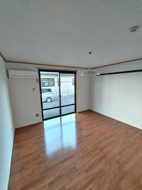 居室・リビング　８帖の洋室