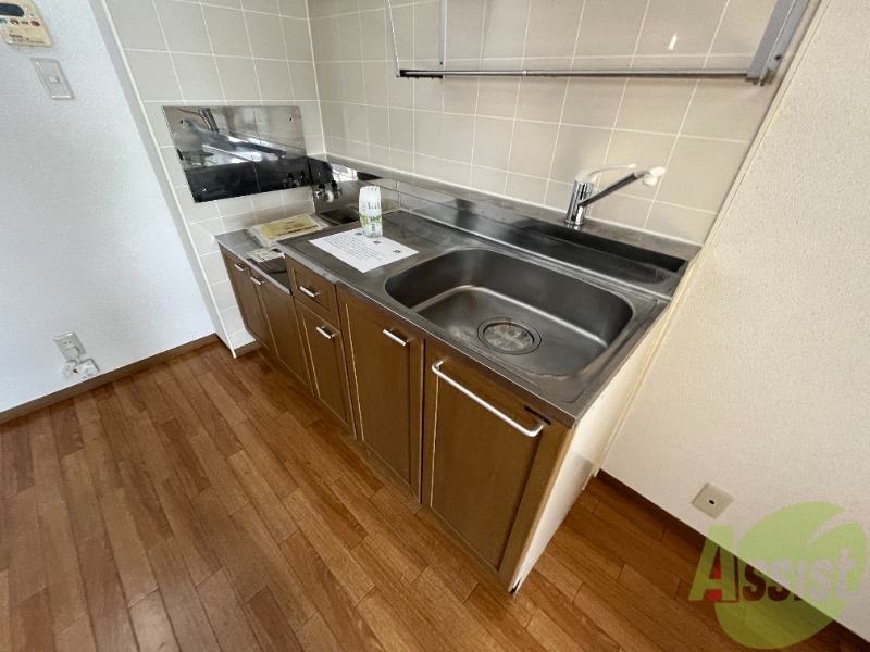 キッチン　十分な大きさのキッチンですね。２口コンロも置けます。