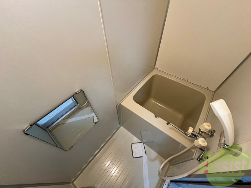 バス・シャワールーム　お風呂です。少し狭いですがシャワーするには十分ですね。