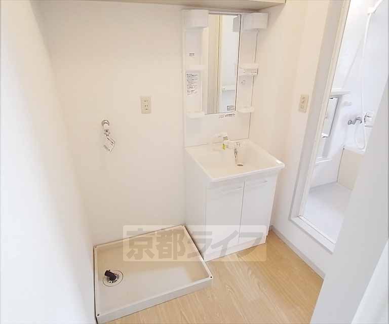 洗面設備　洗濯機置き場と独立洗面台です！