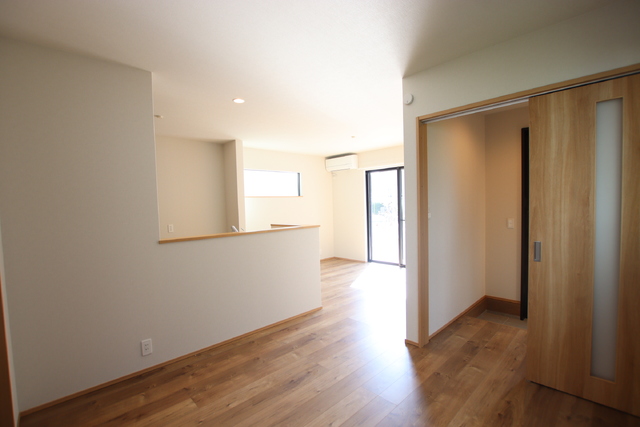 居室・リビング　【ＬＤＫ１５．３帖】キッチンからはリビングを見渡せます