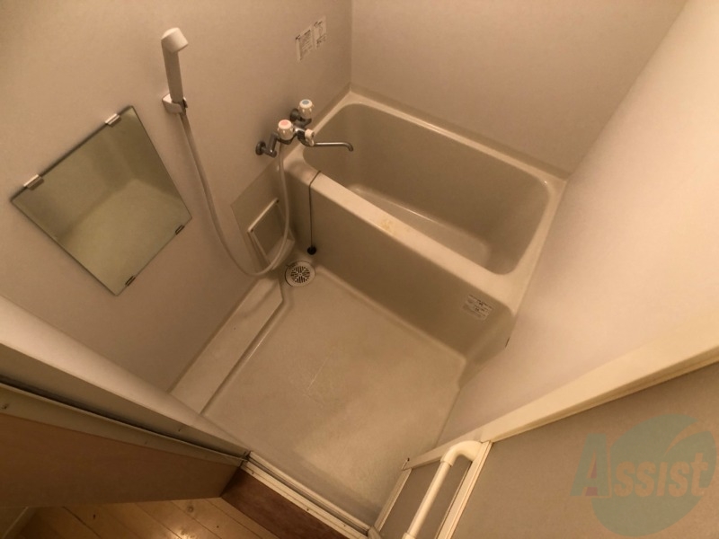 バス・シャワールーム　こちらはお風呂。一日の疲れをここで癒してください。