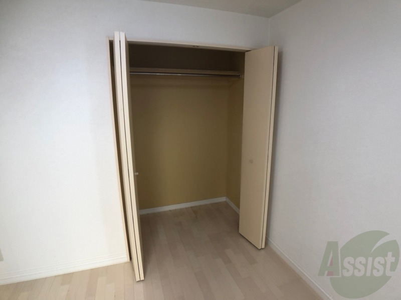 収納　クローゼットを開けてみました。奥行きがありますね。