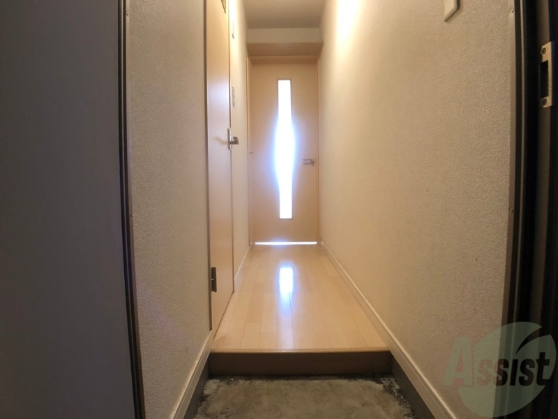 玄関　玄関の様子です。広い洋室にすぐ繋がっています。