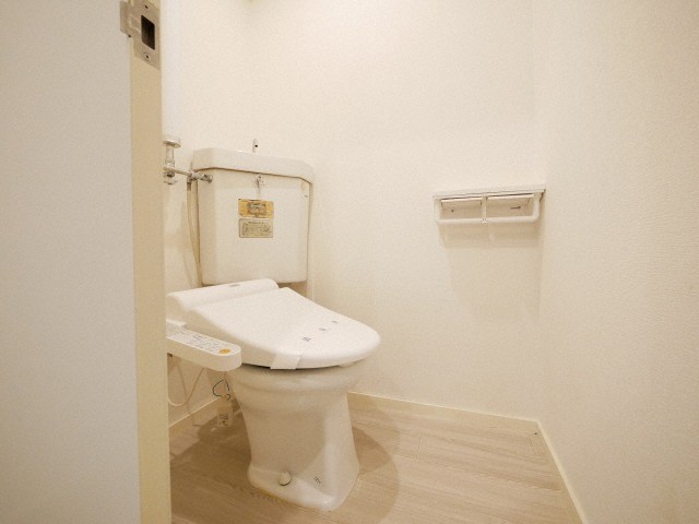 トイレ　トイレには人気のウォシュレットが設置されています。