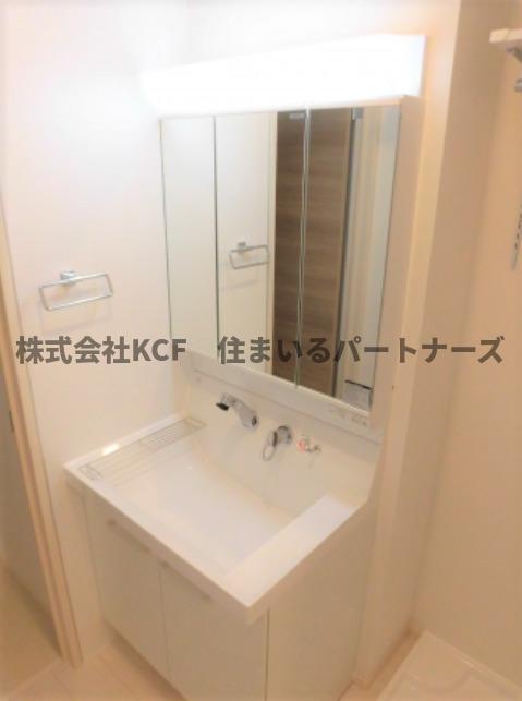 洗面設備　独立洗面台、小物を置くことができて便利です