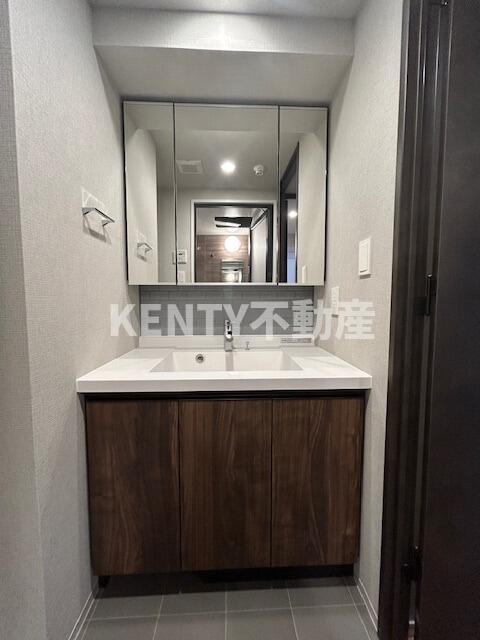 洗面設備　ゆったりとスペースのある洗面所