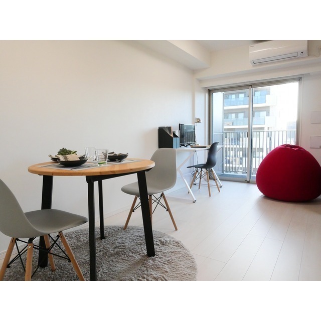 居室・リビング　家具・調度品等は実際の賃貸住居には含まれません。