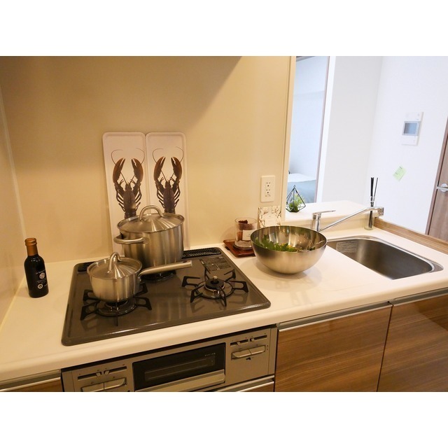 キッチン　家具・調度品等は実際の賃貸住居には含まれません。