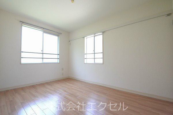 その他部屋・スペース　妻窓付で開放感のあるお部屋です。
