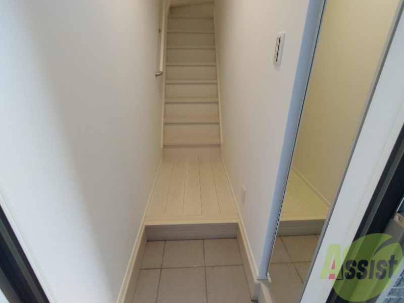 玄関　玄関からの様子です。綺麗なフローリングが広がっています。