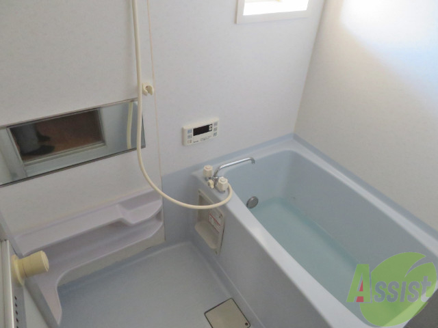 バス・シャワールーム　バスルームは狭すぎず、シャワーも浴びやすそうです。