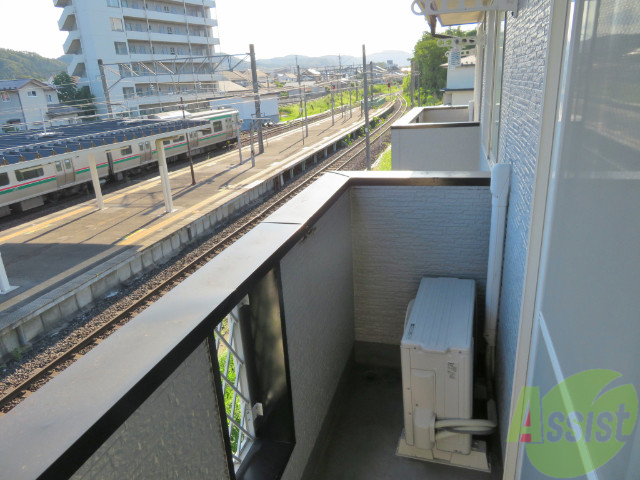 バルコニー　バルコニーは幅があり、広い印象を受けました。