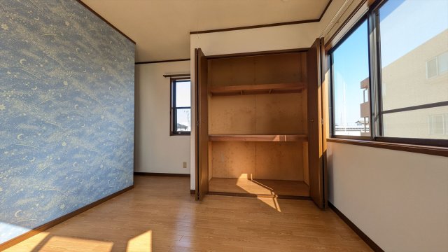収納　2階キッチン上部洋室　収納