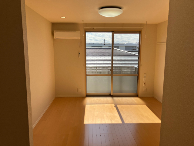 居室・リビング　エアコン・照明器具付きのお部屋です。