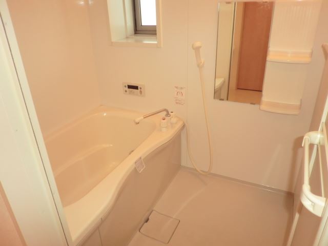 バス・シャワールーム　追焚き付。一日の疲れを癒してください。