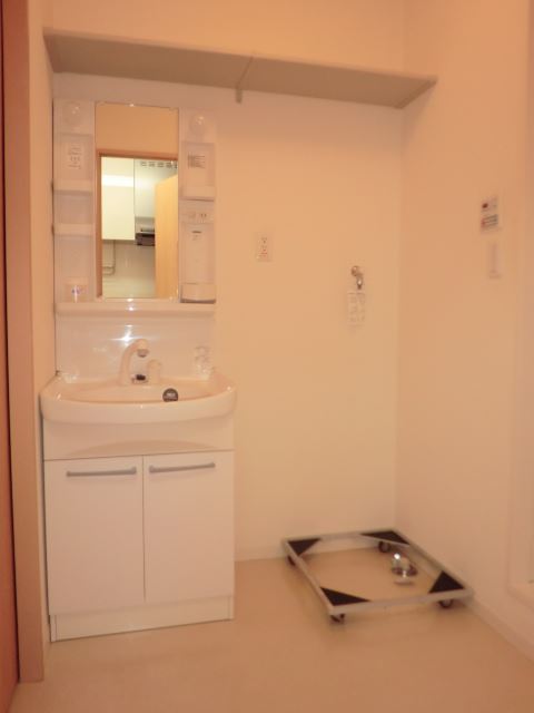 洗面設備　女性にうれしい洗髪化粧洗面台付。