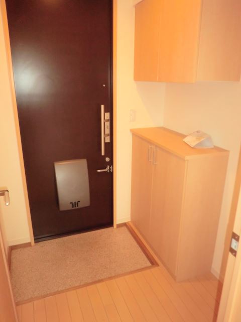 玄関　上下に分かれた下駄箱ですね。