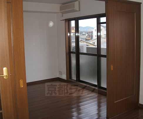 玄関　清潔感のあるトイレです