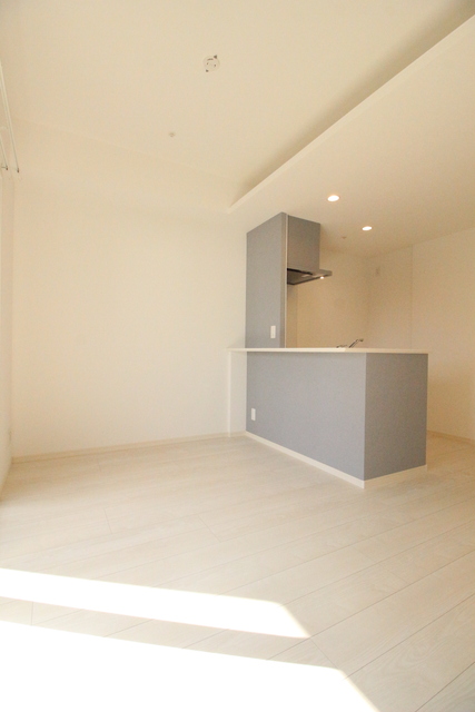 居室・リビング　８０３号室モデルルーム写真※お部屋によって胃色味が異なる場合