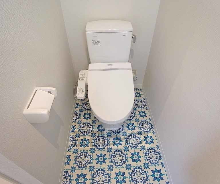 トイレ　床の色合いがアクセント