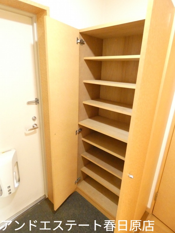 玄関　大きな下駄箱もあります