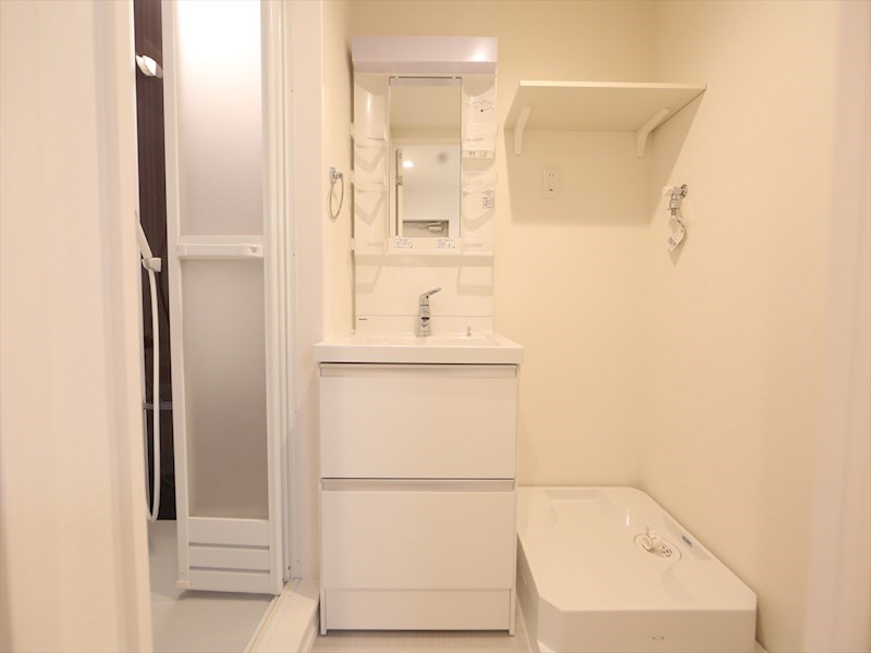 洗面設備　脱衣所　独立洗面台（シャンプードレッサー付）収納スペース有