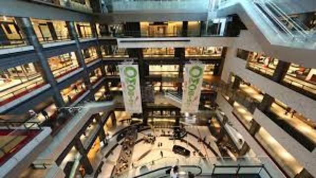 ショッピングセンター　グランフロント大阪北館（ショッピングセンター）まで358m