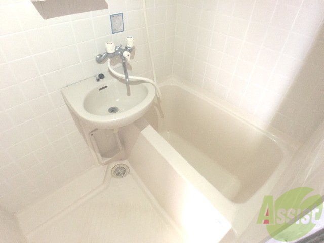 バス・シャワールーム　白くきれいな浴室です、トイレ別で使い易い作りになっています