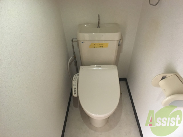 トイレ　温水洗浄機能付きのトイレです。きれいで落ち着ける空間。