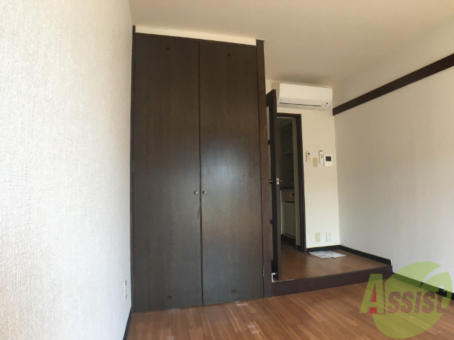 収納　洋室にあるクローゼットは大きなサイズで沢山収納できそうです