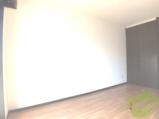 その他部屋・スペース　ベッドも置くことのできるリビングは寝室も兼ねることができます