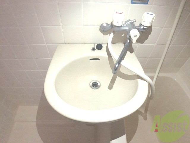 洗面設備　浴室にある洗面台ですシャワーも手洗いも兼用で使えます。