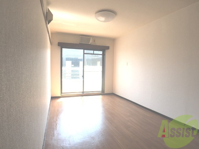 居室・リビング　８帖のリビングは収納と窓があり、陽の光が気持ちよく差します