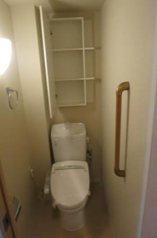 トイレ　落ち着いた色調のトイレです