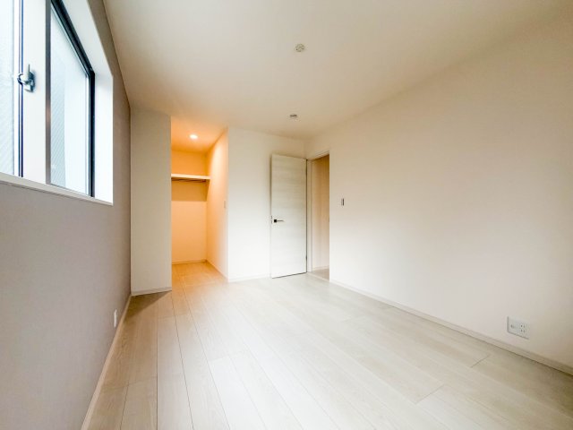 その他　明るい洋室です