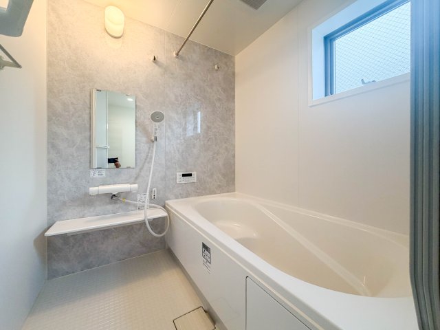 バス・シャワールーム　コンパクトで使いやすいお風呂です