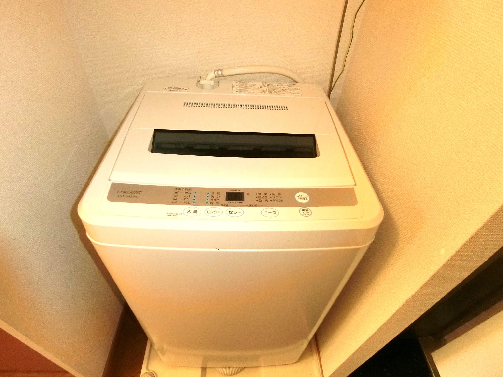 洗面設備　室内に全自動洗濯機が備え付けです☆