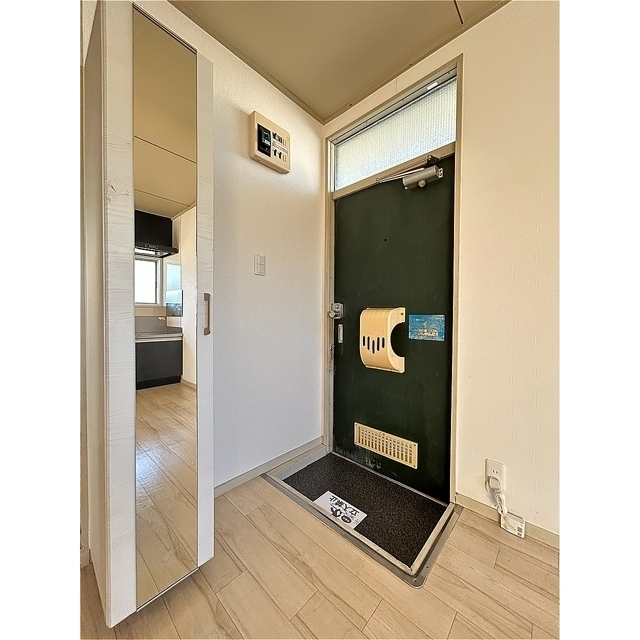 玄関　鏡付きシューズボックスです。