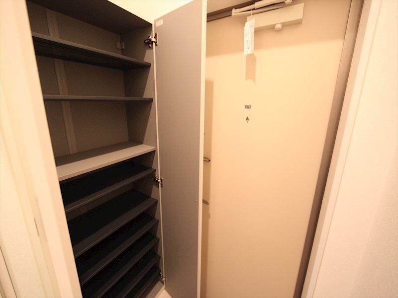 玄関　玄関　シューズボックス　姿見鏡付き（収納充実してます）