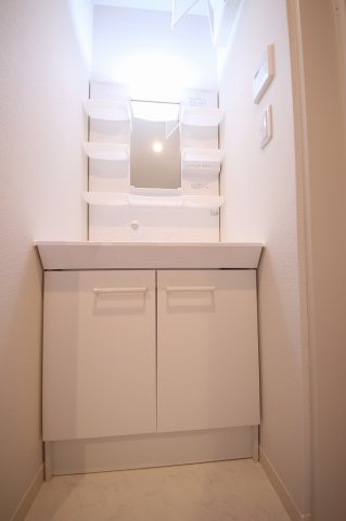 洗面設備　独立洗面台、朝の身支度には欠かせません