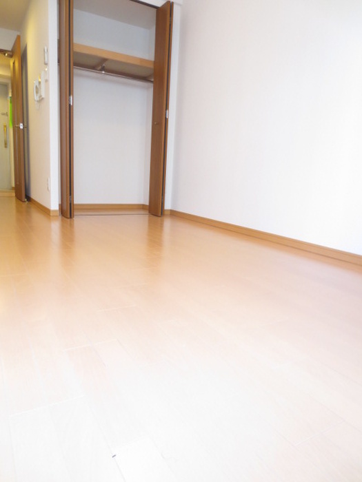 クリスタルエレガンス・EASTの居間写真