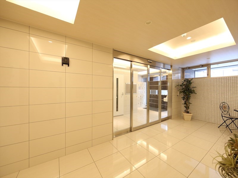 エントランス　エントランス　オートロック　宅配ＢＯＸ　防犯カメラ