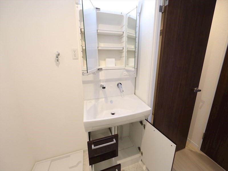 洗面設備　脱衣所　独立洗面台（シャンプードレッサー付）収納スペース有