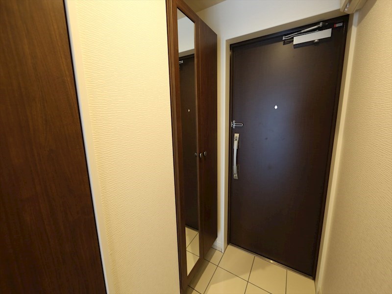 玄関　玄関　シューズボックス　姿見鏡付き（収納充実してます）
