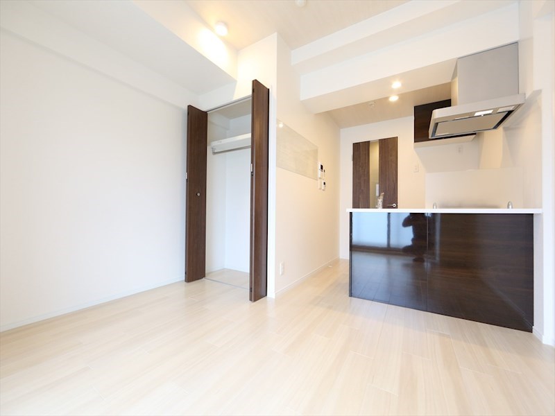 居室・リビング　洋室9.2帖　カウンターキッチン　クローゼット付　バルコニー