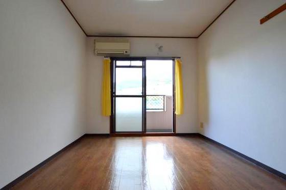 居室・リビング　隣りにはスーパーがあり買い物も困りません！